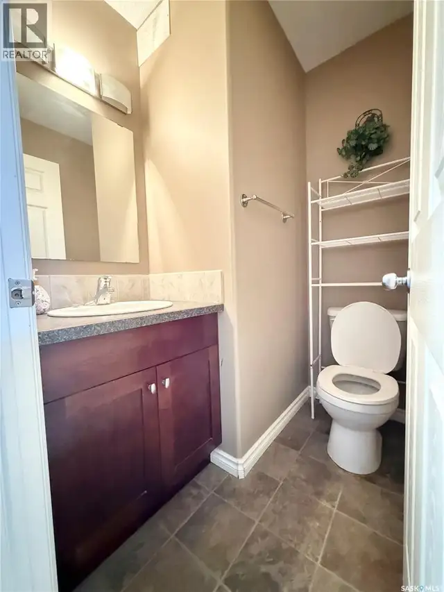 602 Barber CRESCENT Weyburn, Saskatchewan in Condos for Sale in Regina - Image 6
