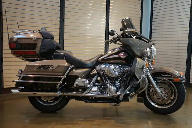 2005 Harley-Davidson Touring ULTRA CLASSIC ELECTRA GLIDE in Sport Touring in Lethbridge - Image 3