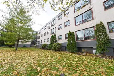 1 Crown Hill apartments in Etobicoke is a charming low rise that offers affordable laundry facilitie...
