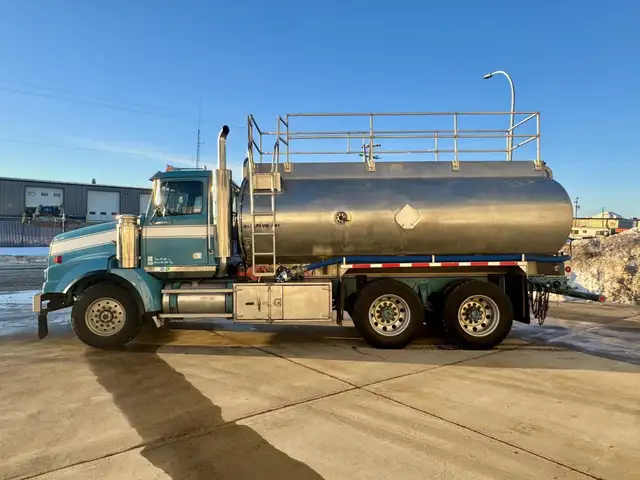 2003 WESTERN STAR 4900 in Heavy Trucks in Saskatoon - Image 9