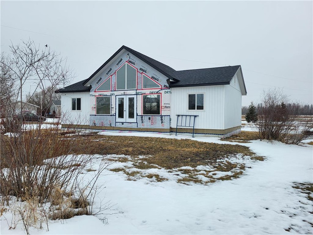 6 LAKESHORE Drive Riverton, Manitoba in Houses for Sale in Winnipeg - Image 2