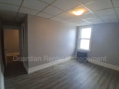 2 Bedroom, 1 Bath Unit – 411 Simpson St – $1,500/month