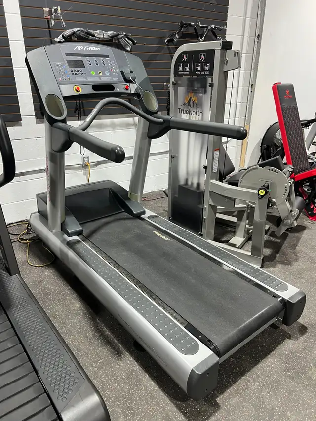 Life Fitness Treadmill - Integrity CLST (Serviced W/ Warranty) in Exercise Equipment in City of Toronto - Image 6