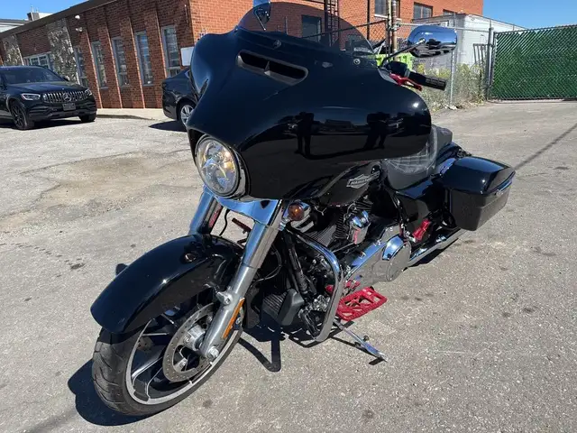 2023 Harley-Davidson Street Glide ~ STREET GLIDE ~ CANANDIAN ~ 1 in Sport Touring in City of Toronto - Image 4