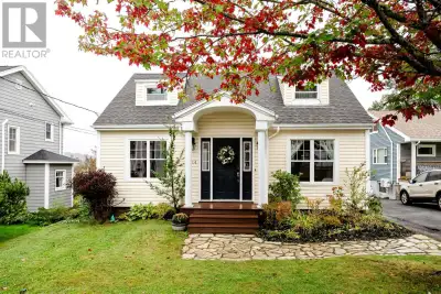 Located on a quiet cul de sac just steps from beaches, lakes, parks, paddling clubs, and trails whil...