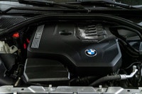 *English below* *Français:* Cette BMW 330i xDrive 2023, affichant seulement 18 146 km, provient d'un... (image 9)