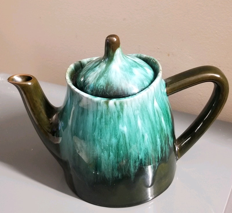 VINTAGE midcentury mod.Blue mountain pottery teapot new cond. Arts