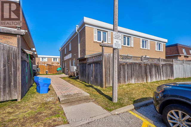 #52 -166 TOWN HOUSE CRES N Brampton, Ontario in Condos for Sale in Mississauga / Peel Region