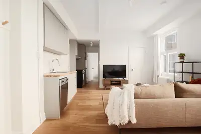 Superbe 4 et demi rénové, meublé et tout inclus dans un nouveau projet locatif situé au coin de l’av...