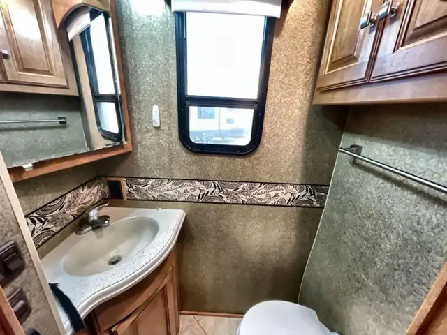 2014 Winnebago Adventurer 38Q in RVs & Motorhomes in Kamloops - Image 35