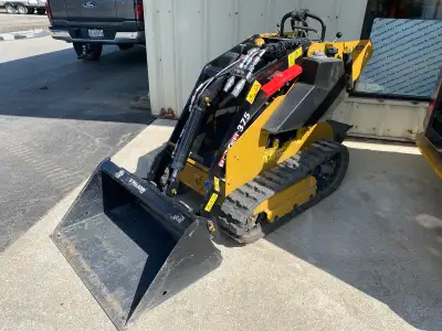 Kohler 25hp gas engine, 36in. bucket and forks , Full warranty as DEMO model with only 26hrs !!!! HO...