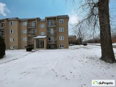 Condo à aire ouverte de bonne dimension, bien divisé et lumineux. Présence de grandes fenêtres et 2...