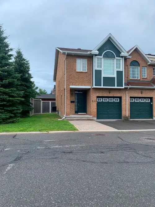 Located at walking distance from CHEO and General hospital and minutes from downtown, Elmvale shoppi...