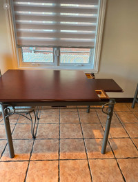 TABLE WITH AN EXTENSION PIECE