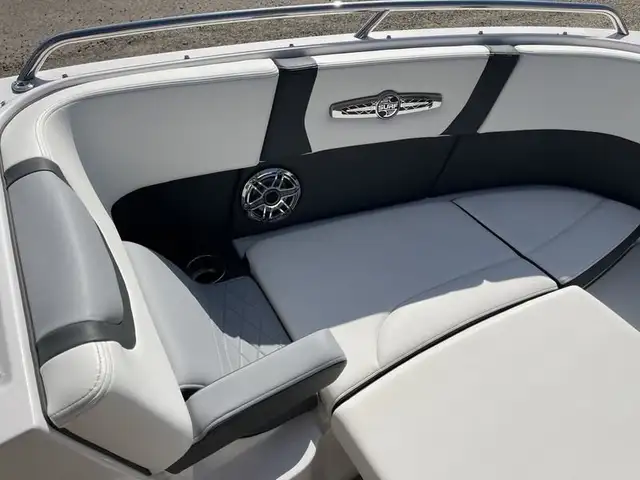 2023 Chaparral 26 Surf - BOAT SHOW SEASON SALE! in Powerboats & Motorboats in Saskatoon - Image 20