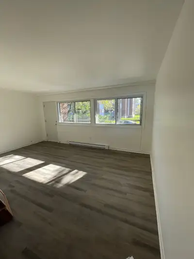 *** 4 1/2 COMPLETEMENT RENOVÉ, GRAND, CALME - GREENFIELD PARK***