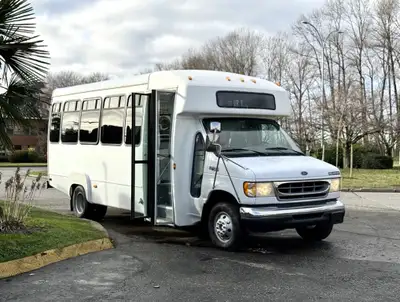 2002 Ford Econoline E-450 Super Duty Bus 5 Passenger including driver Ricon Wheelchair Lift 800 LB /...