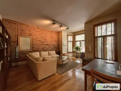 À la limite du MileEnd et Plateau Mont-Royal, ce condo est situé au 2e étage d'un immeuble de 6 copr...