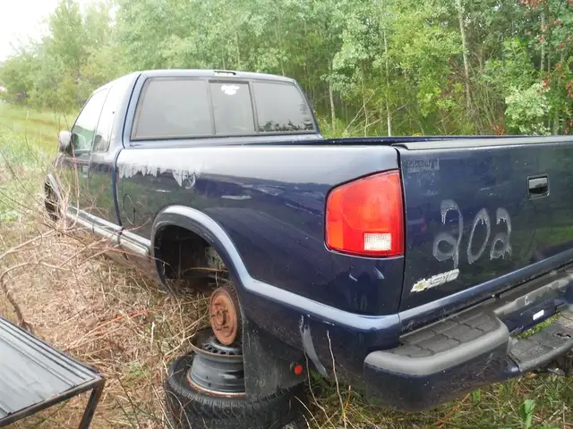 1978 Ford Bronco,Chevy Blazer, 2002 chev S10 for parts, restore in Auto Body Parts in City of Toronto - Image 10