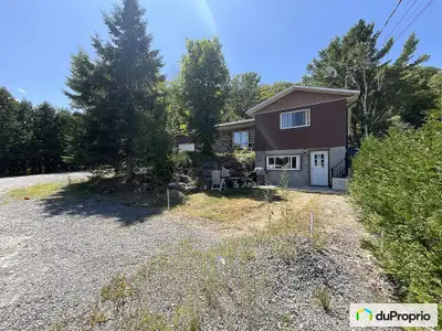 Idéalement situé dans un secteur recherché, ce duplex offre une excellente opportunité d'investissem...