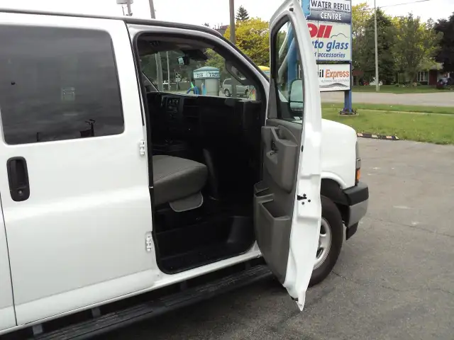 2022 Chevrolet Express 2500 LT RWD 6.6L8cylGas 12Passenger 135"W in Cars & Trucks in Brantford - Image 11