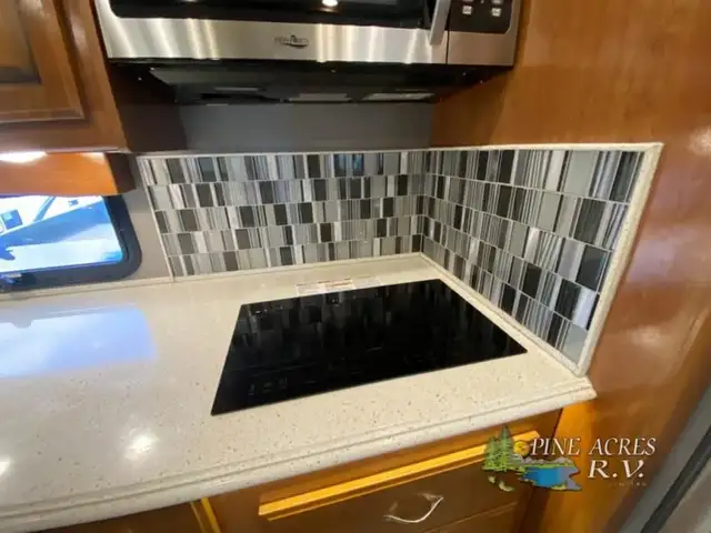 2018 Fleetwood RV Discovery 38K only 14,584 Miles in RVs & Motorhomes in Moncton - Image 18