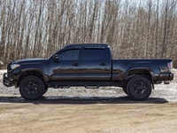 This Toyota is a tough and reliable midsize truck that is built for both everyday driving and off-ro... (image 4)