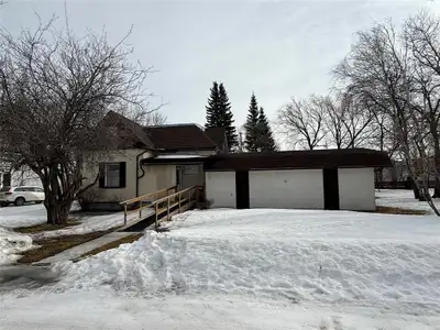 R34//Killarney/Charming 1 storey character home with circa 1895 features on a spacious 100 x 120 lot...