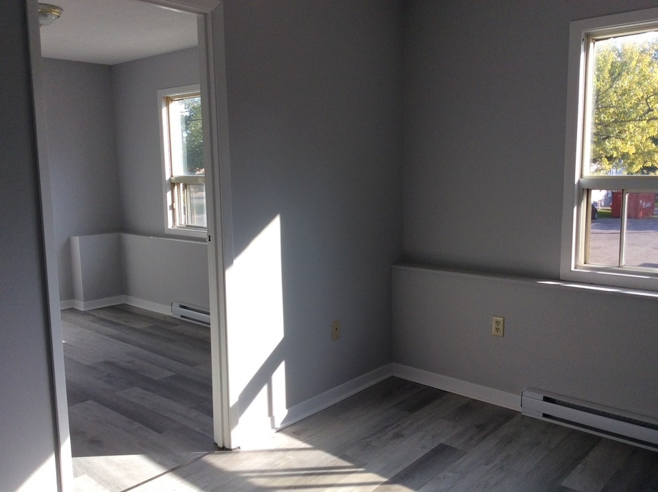 Low-priced upper 2-bed unit at 238 Lincoln St. Welland - $1450 5