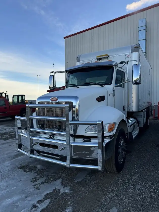 2018 PETERBILT 337 in Heavy Trucks in Calgary - Image 4