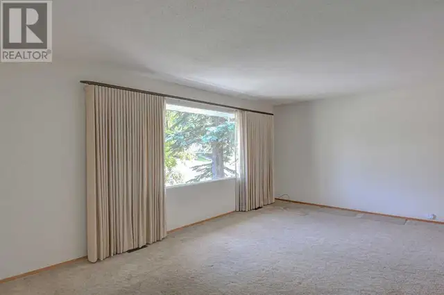 4043 Dalarna Bay NW Calgary, Alberta62864758699137121