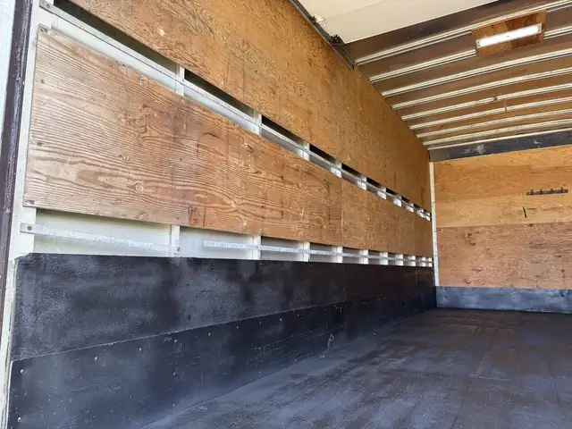 2019 Isuzu NRR 20 Foot Cube Van in Heavy Trucks in Delta/Surrey/Langley - Image 14