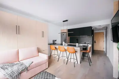 Plusieurs unités meublés et tout inclus dans le quartier Saint-Jean-Baptiste. Cet immeuble en béton...