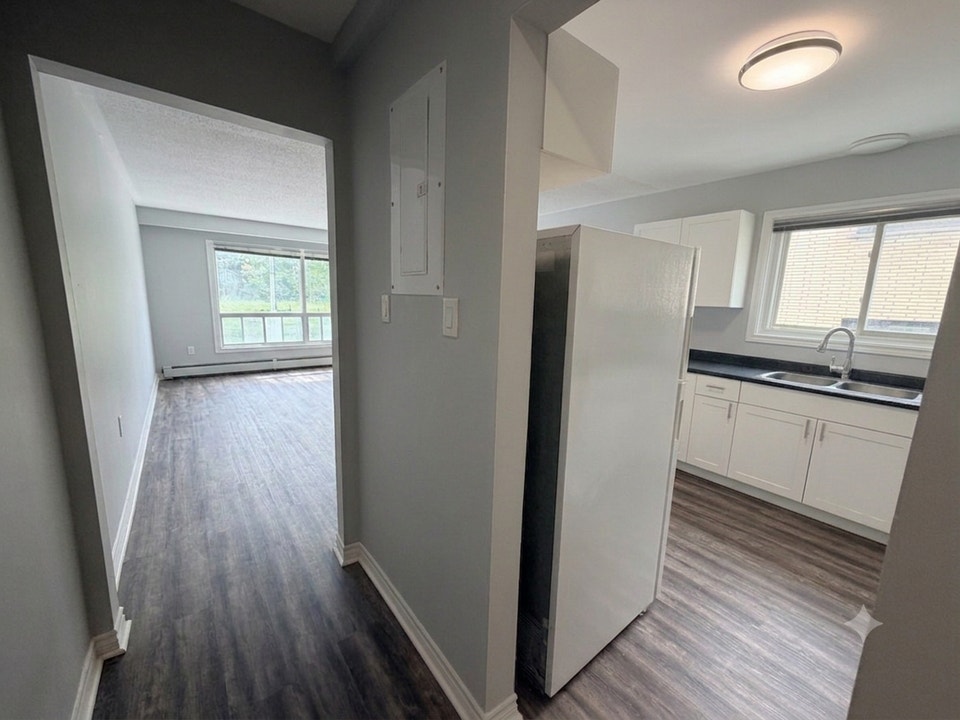 Stunning 2 Bed, 1 Bath Unit on Penetang St. 5