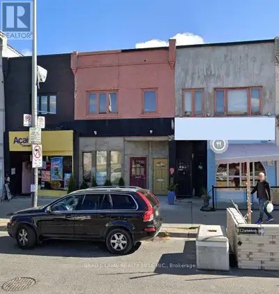 Prime Yonge Street Mixed Use Commercial/Residential 5 mins. walk to Eglinton or Davisville stations....