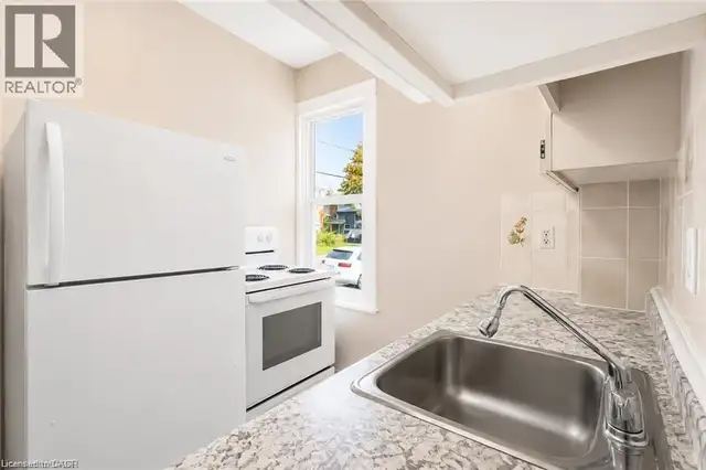 93 LANCASTER Street W Kitchener, Ontario in Houses for Sale in Kitchener / Waterloo - Image 15