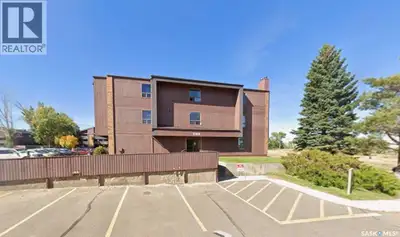 Investment alert or perfect starter home! This 3rd-floor, 2-bed, 1-bath condo is priced for a quick...