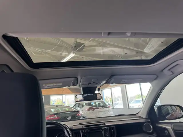 2018 Toyota RAV4 AWD XLE in Cars & Trucks in Longueuil / South Shore - Image 17