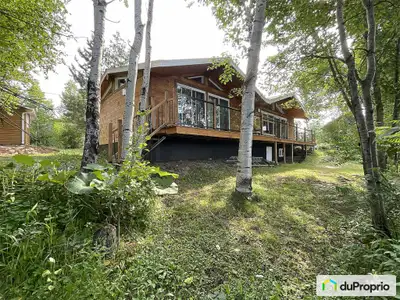 ***BAISSE DE PRIX***BORD DE L'EAU Magnifique maison / chalet entièrement rénové dans un domaine ench...
