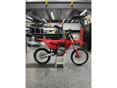 2025 GASGAS MC350 F GASGAS MC350 F 2025 Les photos peuvent être à titre indicatif et sans inscriptio...