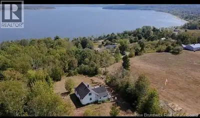 Perched high on the Kingston Peninsula, this rustic seasonal (Uninsulated) cottage boasts breathtaki...