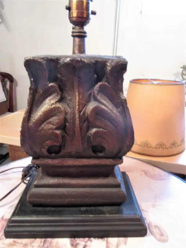 FANCY VINTAGE TABLE LAMP WITH ORIGINAL SHADE in Indoor Lighting & Fans in City of Montréal - Image 3