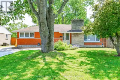 *LEGAL DUPLEX (Vacant Possession Available with Notice)* Welcome To 31 Sharon Ave A Beautiful 2400+S...