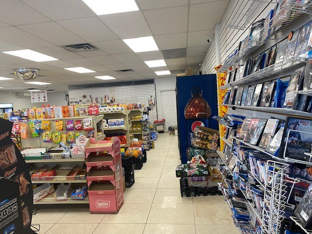 Great convenient store beside 2 schools and La City College! in Commercial & Office Space for Sale in Ottawa - Image 2