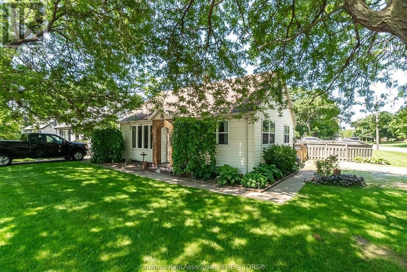 323 McNaughton AVENUE Chatham, Ontario Houses for Sale ChathamKent
