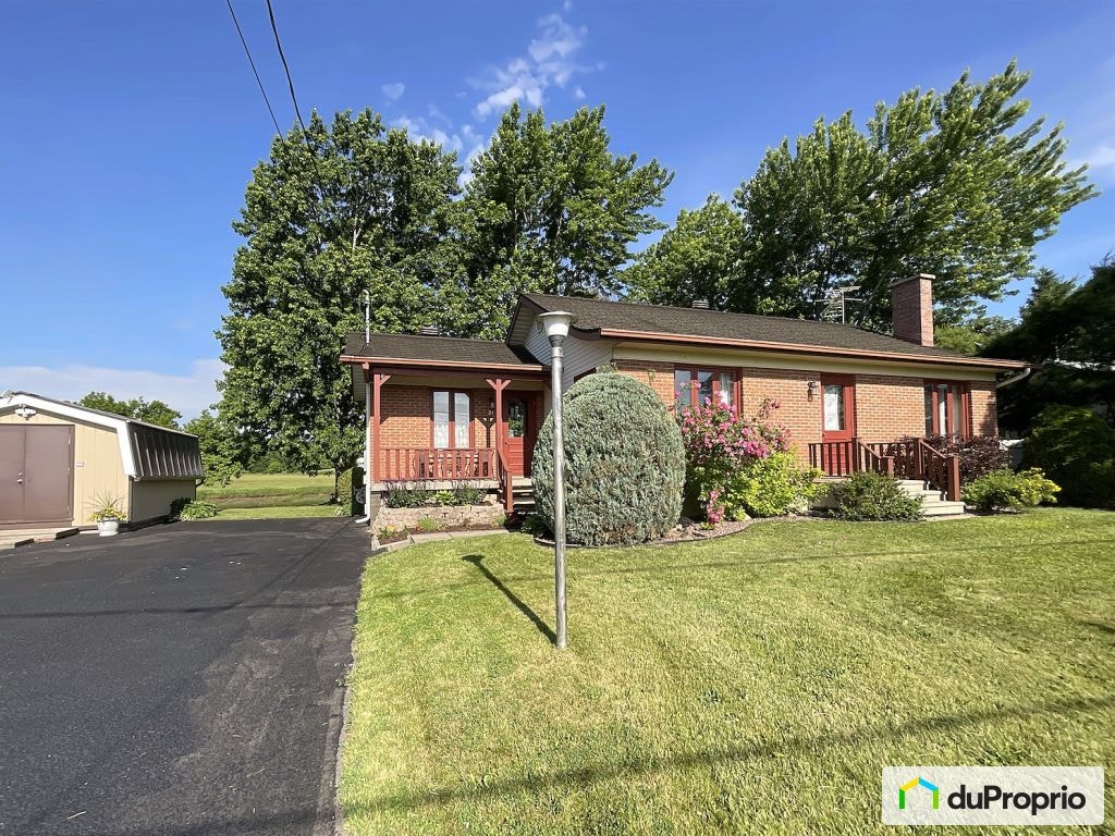 $639,000 - Country home for sale in Pike River — photo 1