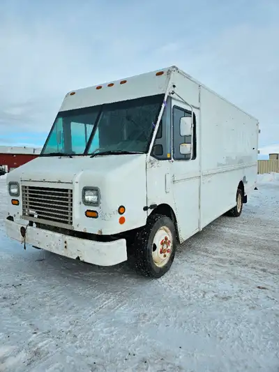 2001 Freightliner HD Van. 402,443 KMS. Engine: Cummins ISB 6 cylinder 5.9 L diesel engine Transmissi...
