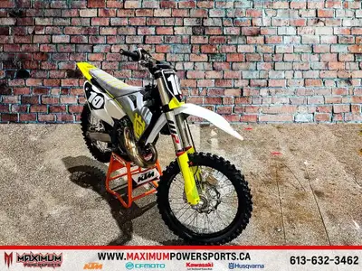 2024 Husqvarna TC 125 Une moto de motocross légère et agile, conçue pour ceux qui veulent performanc...