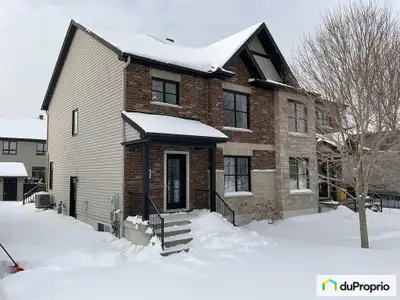 Superbe maison semi-détachée, élégante et spacieuse, au 221 rue de la Vaudaire, construite en 2013,...