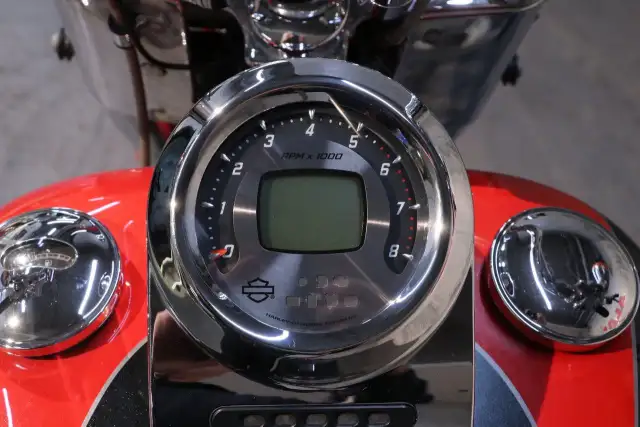 2011 Harley-Davidson CVO SOFTAIL CONVERTIBLE (FLSTSE2) in Sport Bikes in Ottawa - Image 8